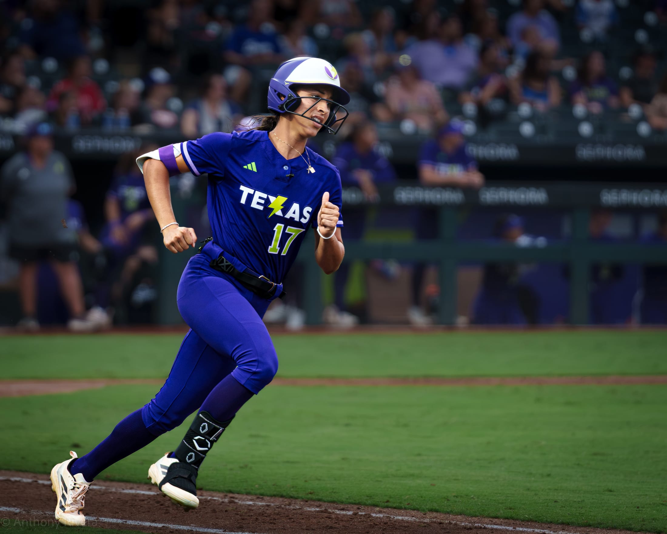 Texas Volts Infielder, Aminah Vega rounds the bases after a homerun.